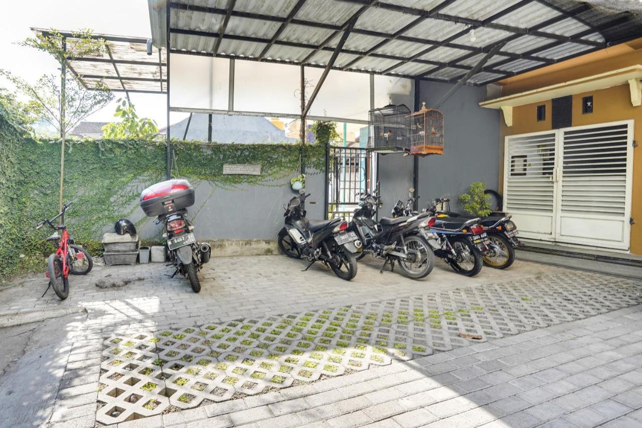 Spot On 91745 Rumah Kost Gresik Syariah Exterior foto