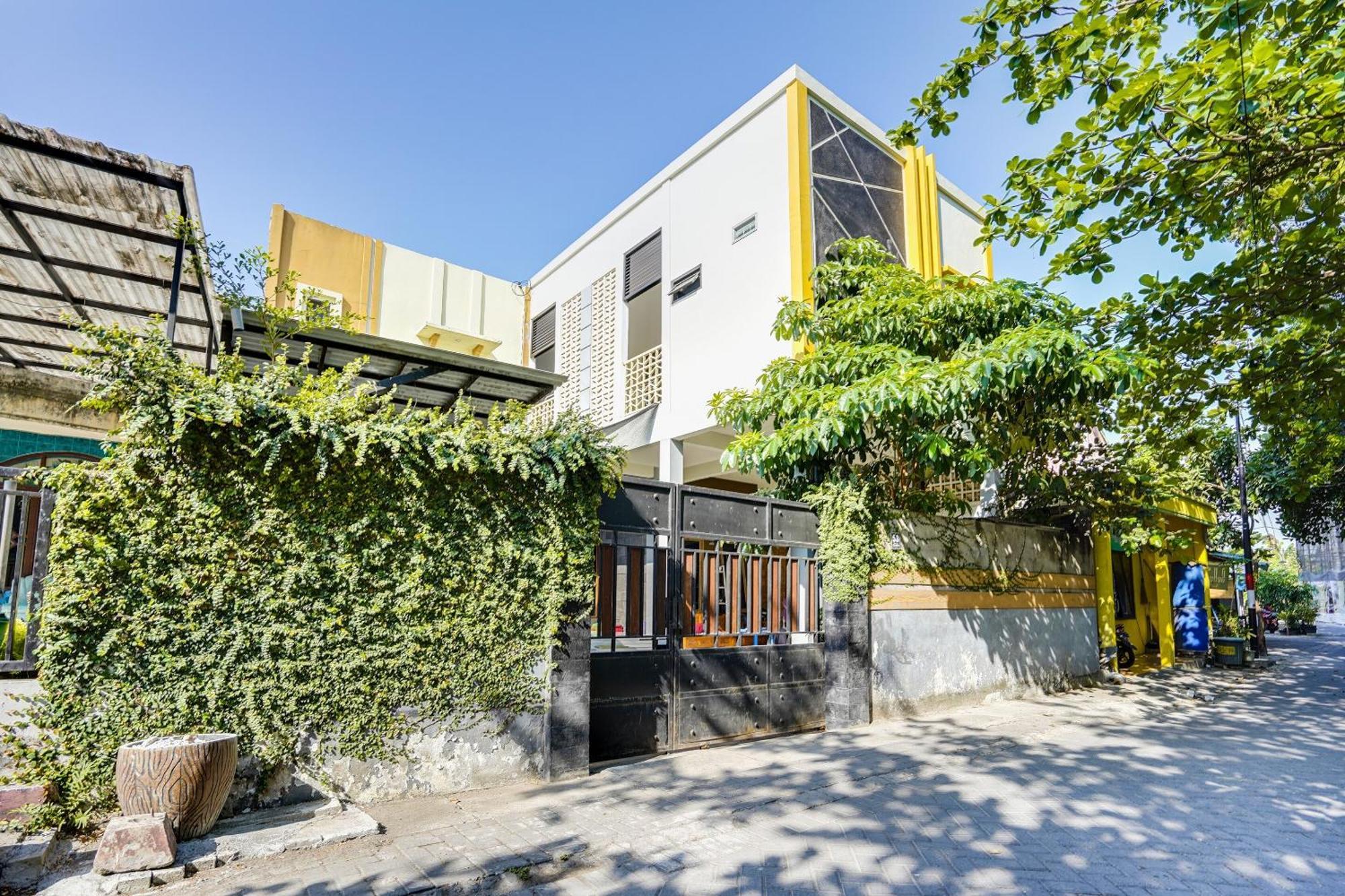 Spot On 91745 Rumah Kost Gresik Syariah Exterior foto