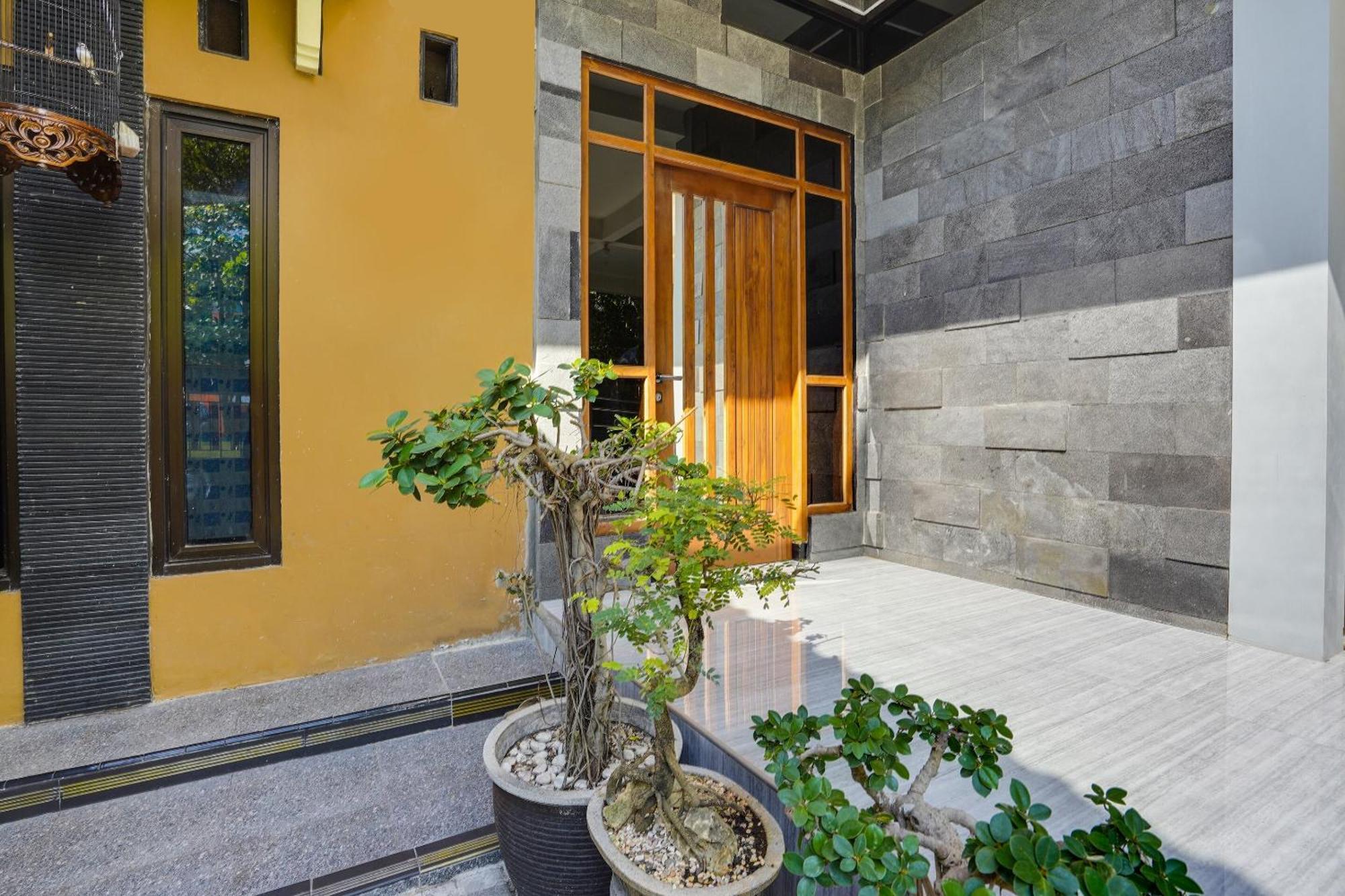 Spot On 91745 Rumah Kost Gresik Syariah Exterior foto
