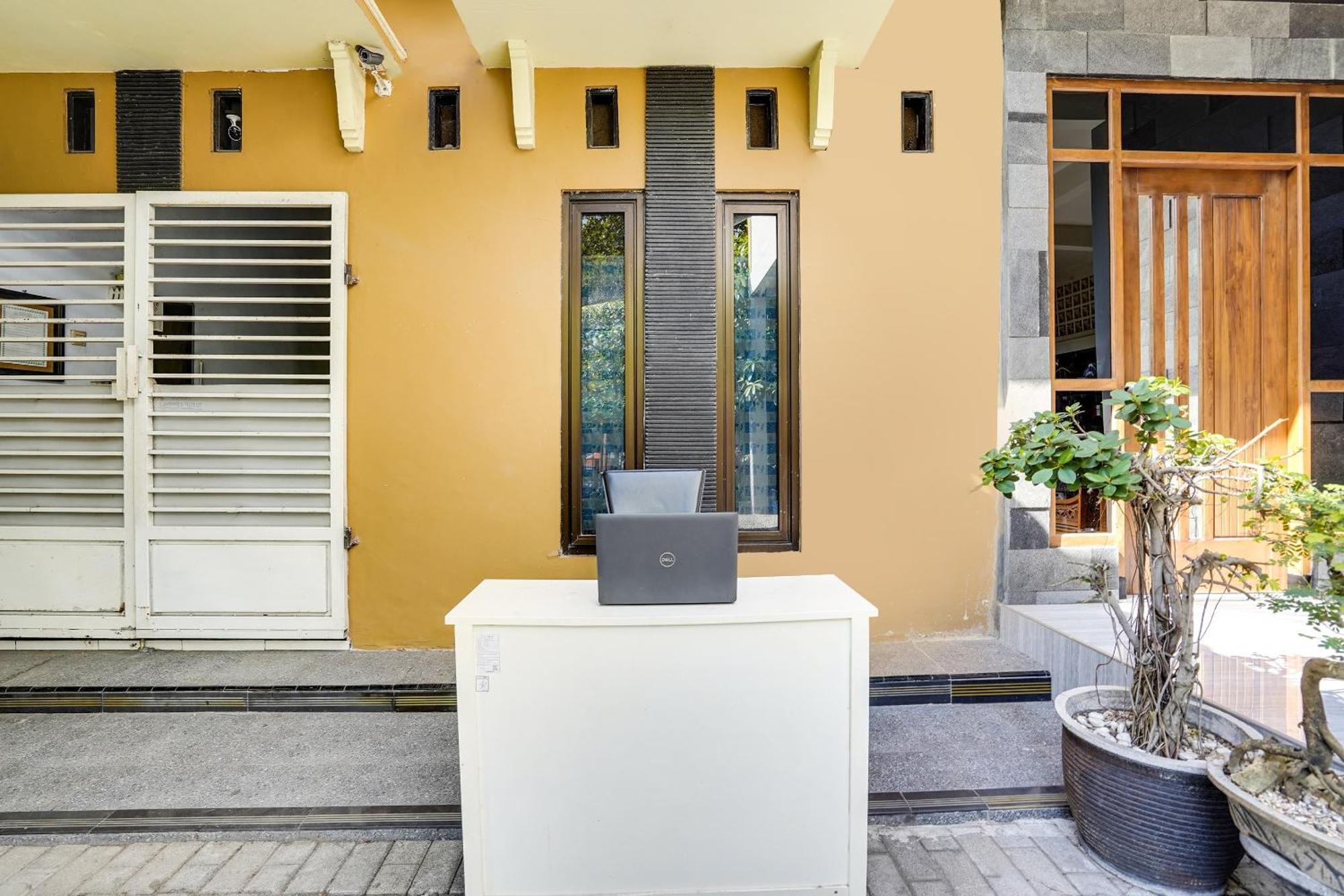 Spot On 91745 Rumah Kost Gresik Syariah Exterior foto